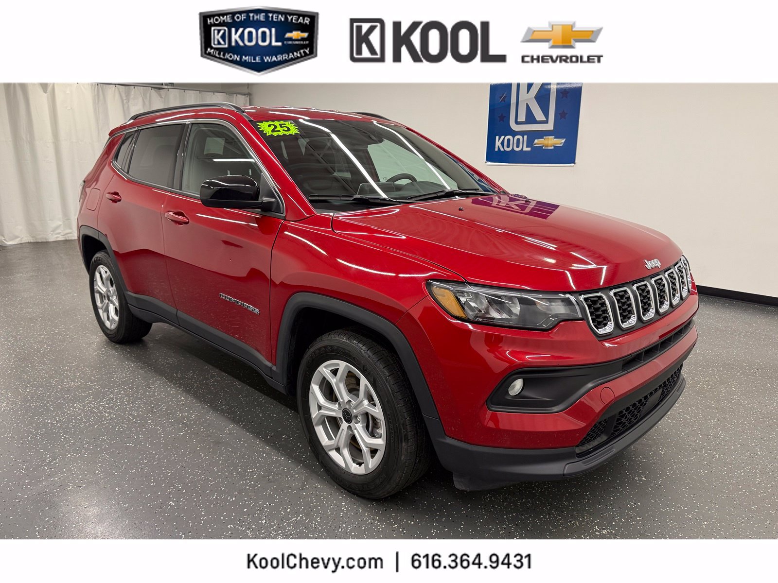 Used 2025 Jeep Compass Latitude AWD/4WD image 1