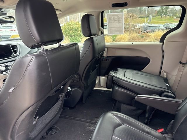 Used 2023 Chrysler Pacifica Touring-L image 30