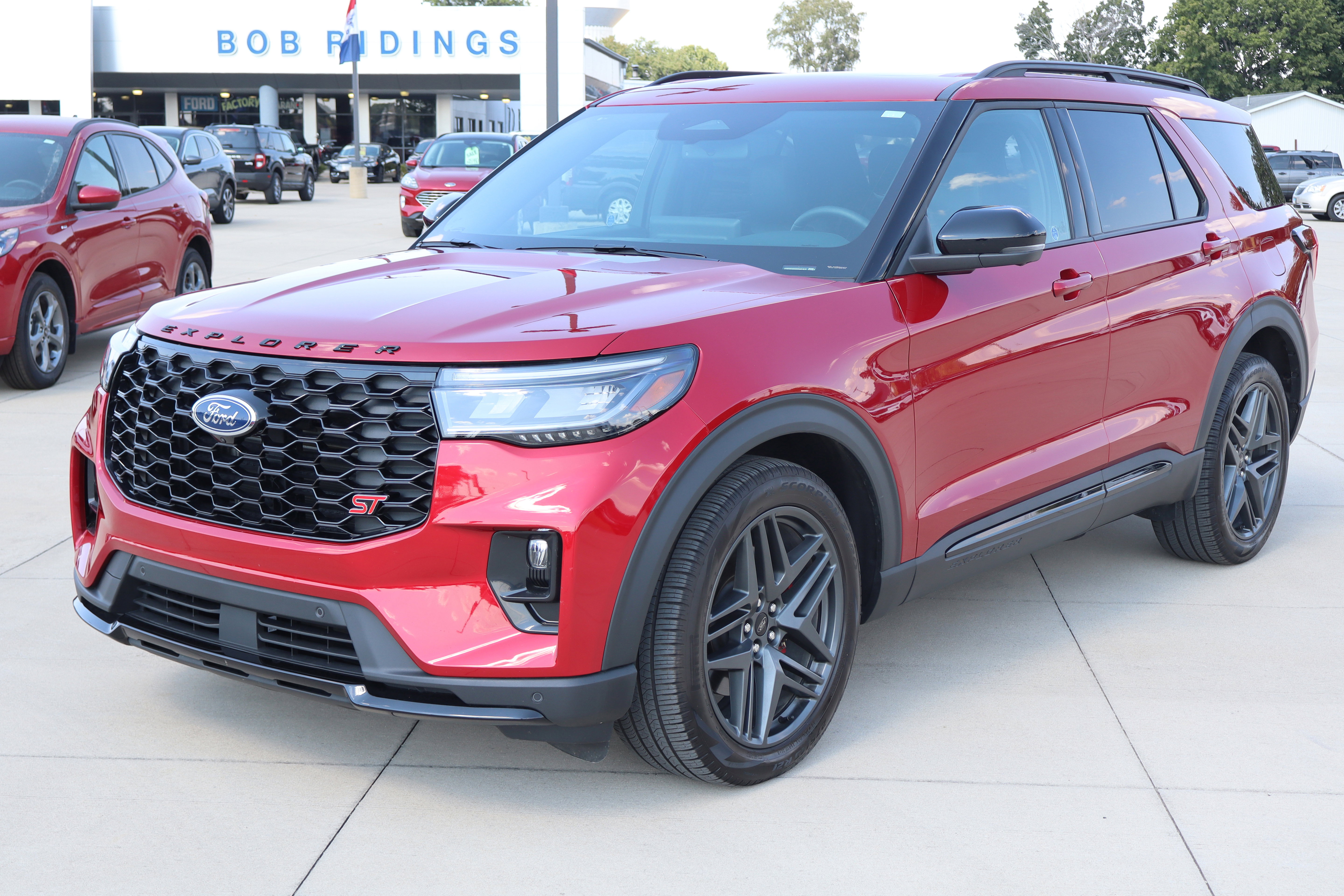 Used 2025 Ford Explorer ST image 2