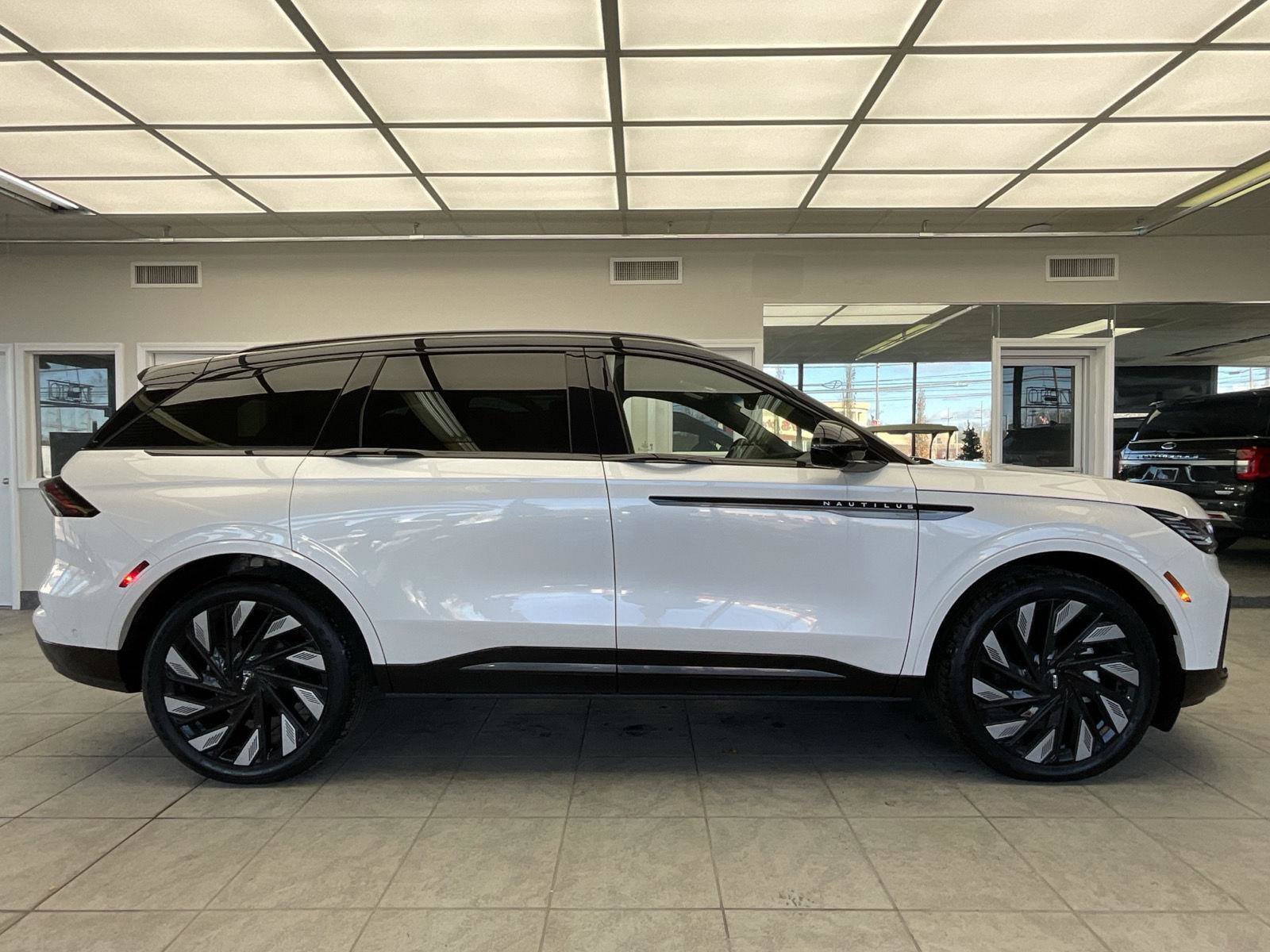 New 2024 Lincoln Nautilus Reserve w/ Jet Appearance Package (87T) image 4