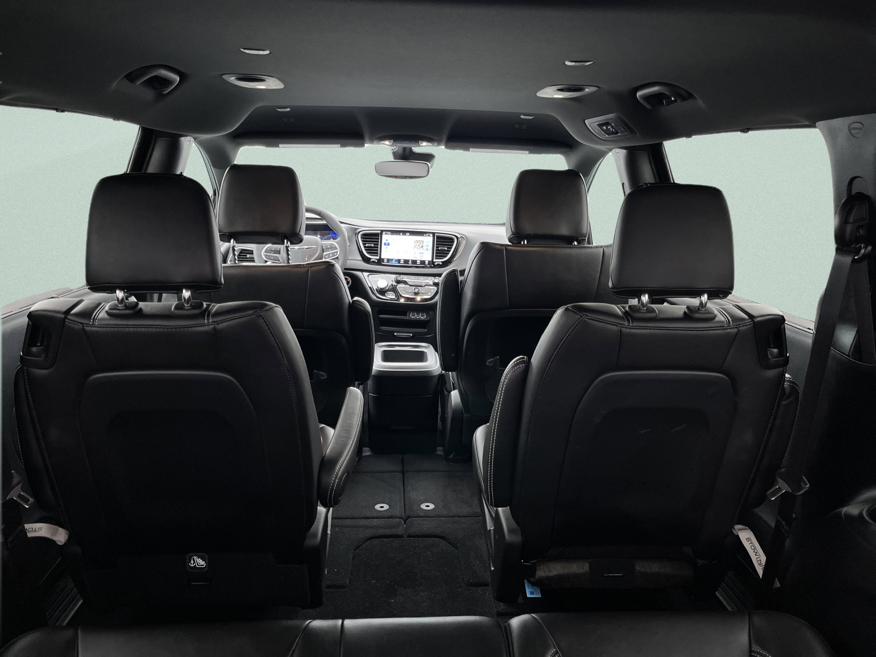 Used 2025 Chrysler Voyager LX image 12