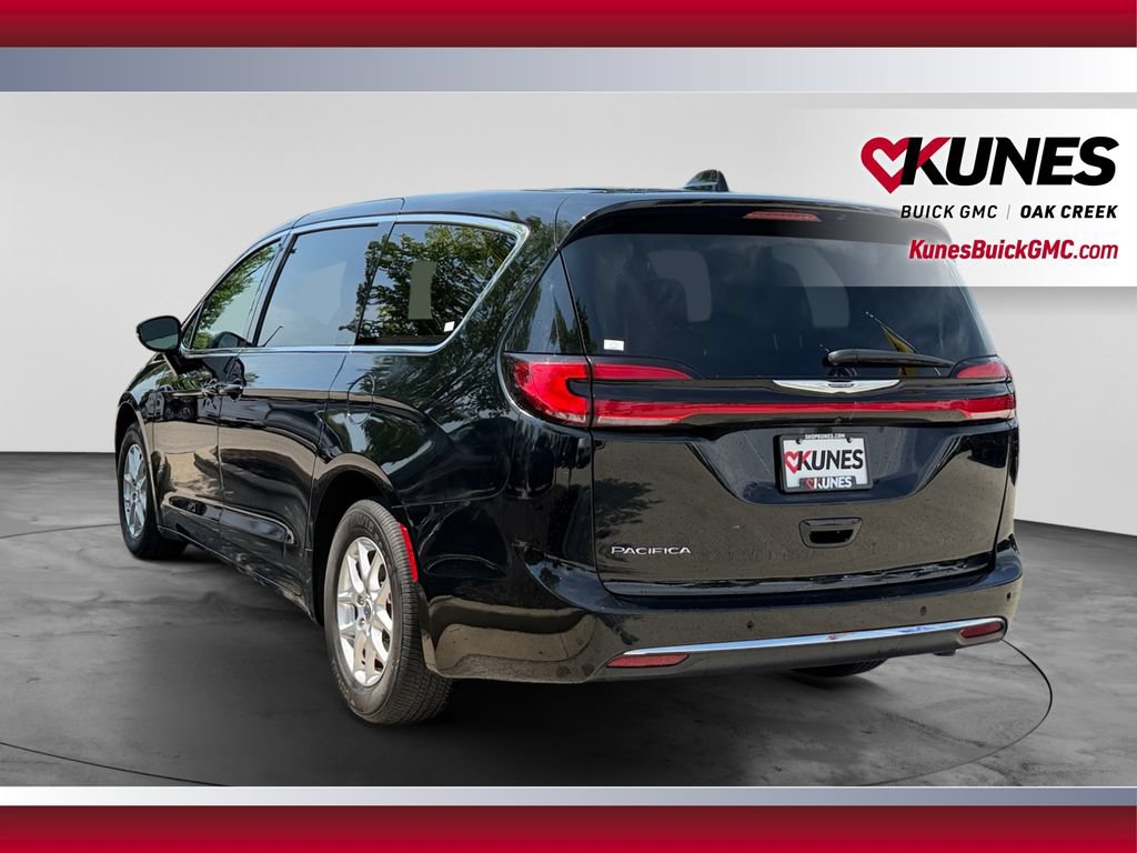 Used 2024 Chrysler Pacifica Touring-L FWD image 8