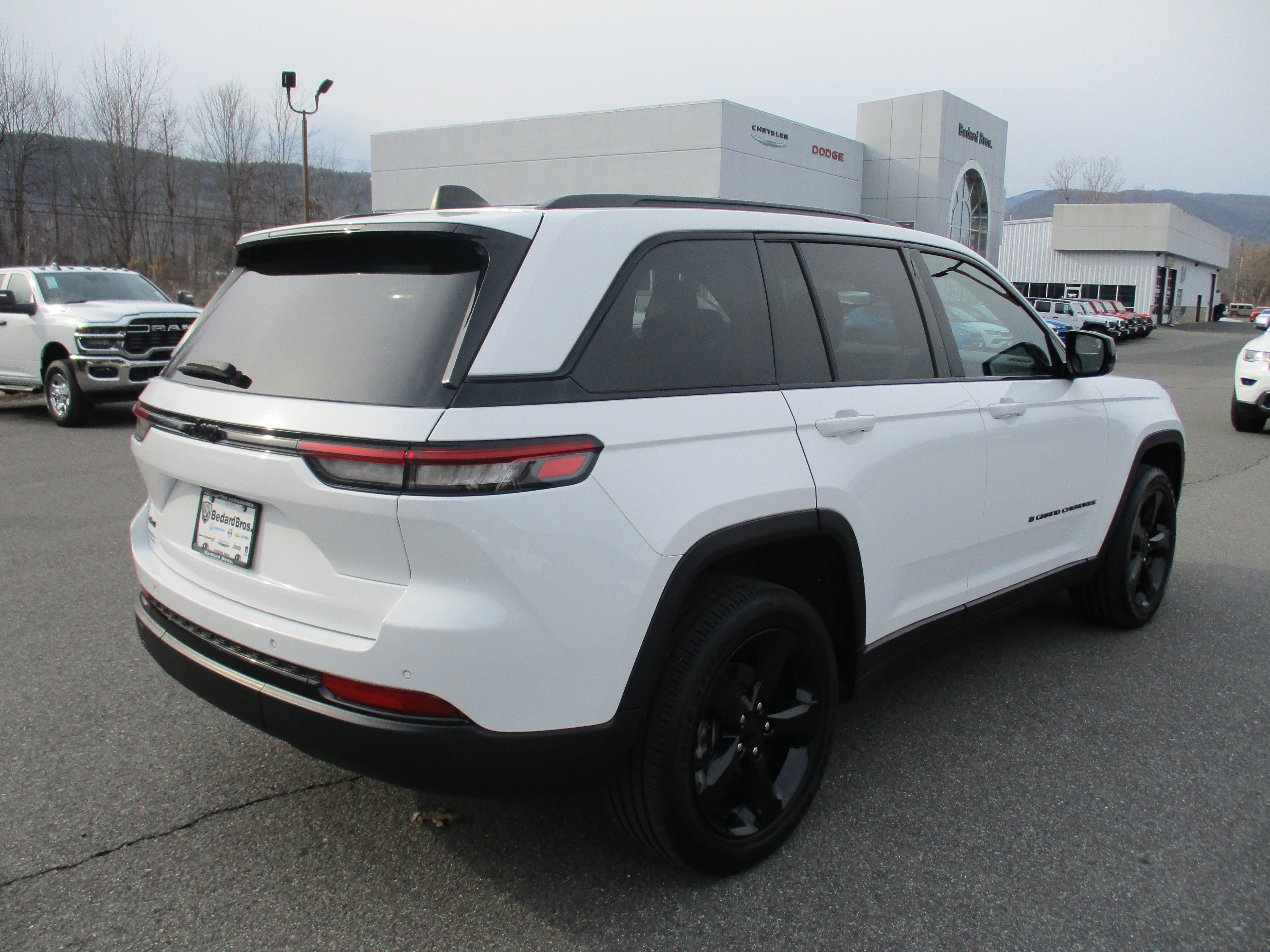 Certified 2023 Jeep Grand Cherokee Altitude image 5