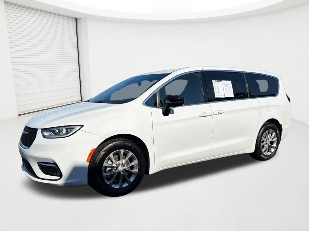 Used 2026 Chrysler Pacifica Limited FWD image 1