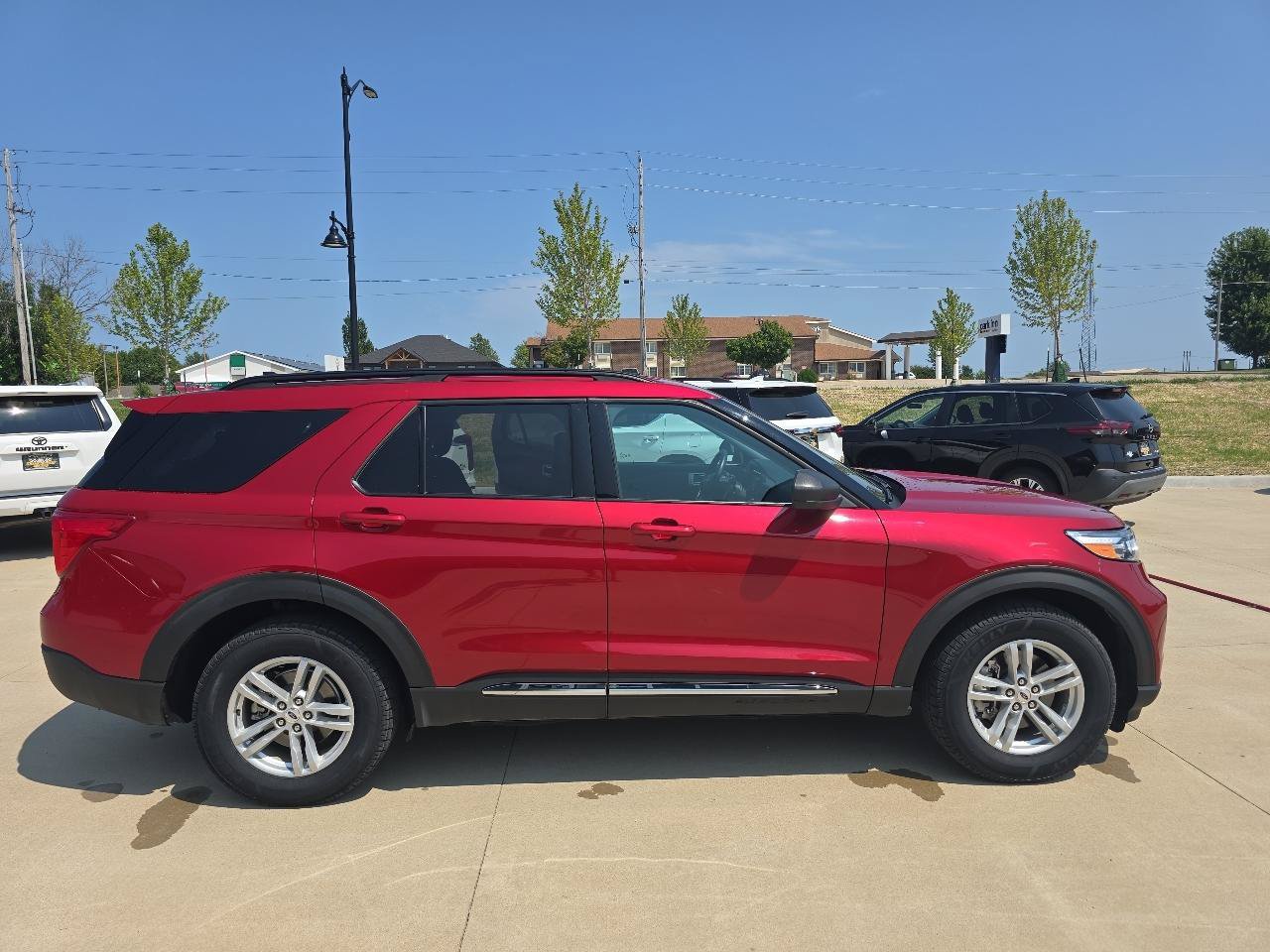 Used 2022 Ford Explorer XLT w/ Class IV Trailer Tow Package AWD/4WD image 10