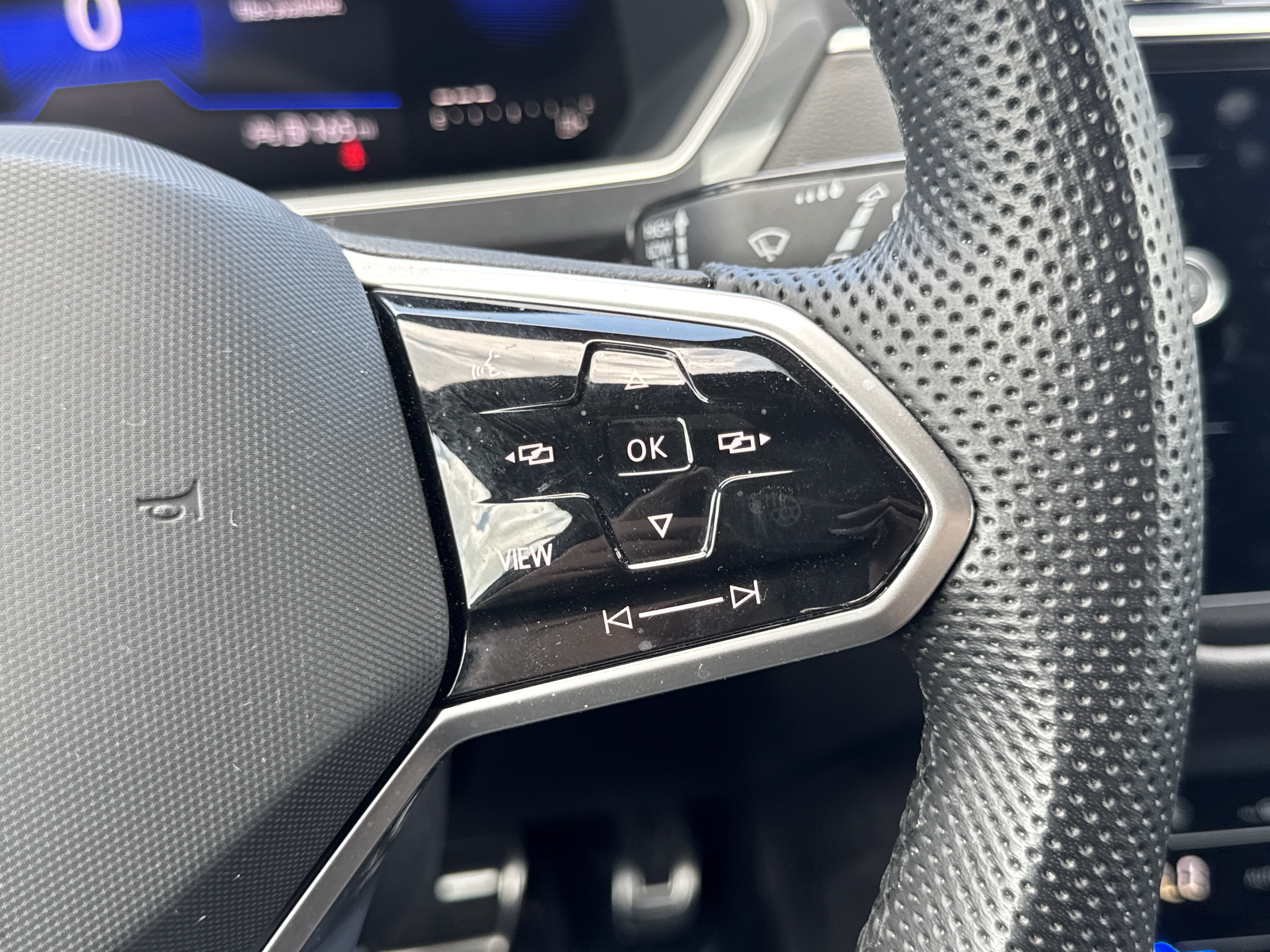 Certified 2023 Volkswagen Tiguan SE R-Line FWD image 31