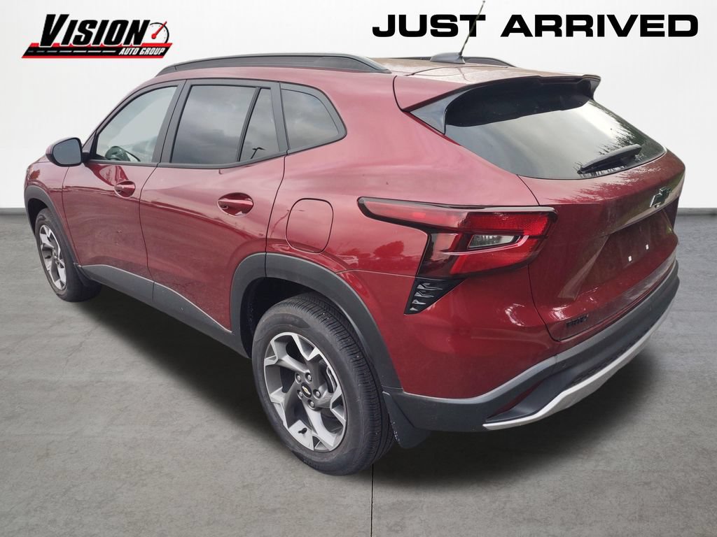 Used 2024 Chevrolet Trax LT w/ Driver Confidence Package FWD image 3