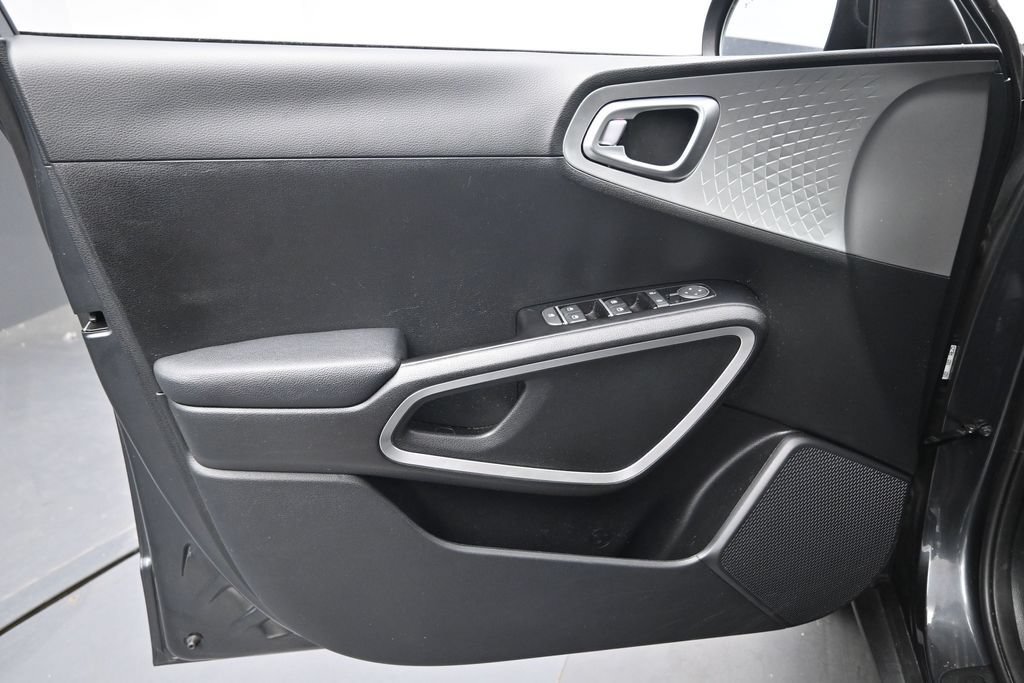 Used 2025 Kia Soul LX w/ LX Technology Package FWD image 22