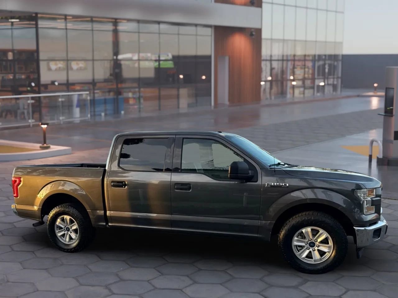 Used 2017 Ford F150 XLT image 7