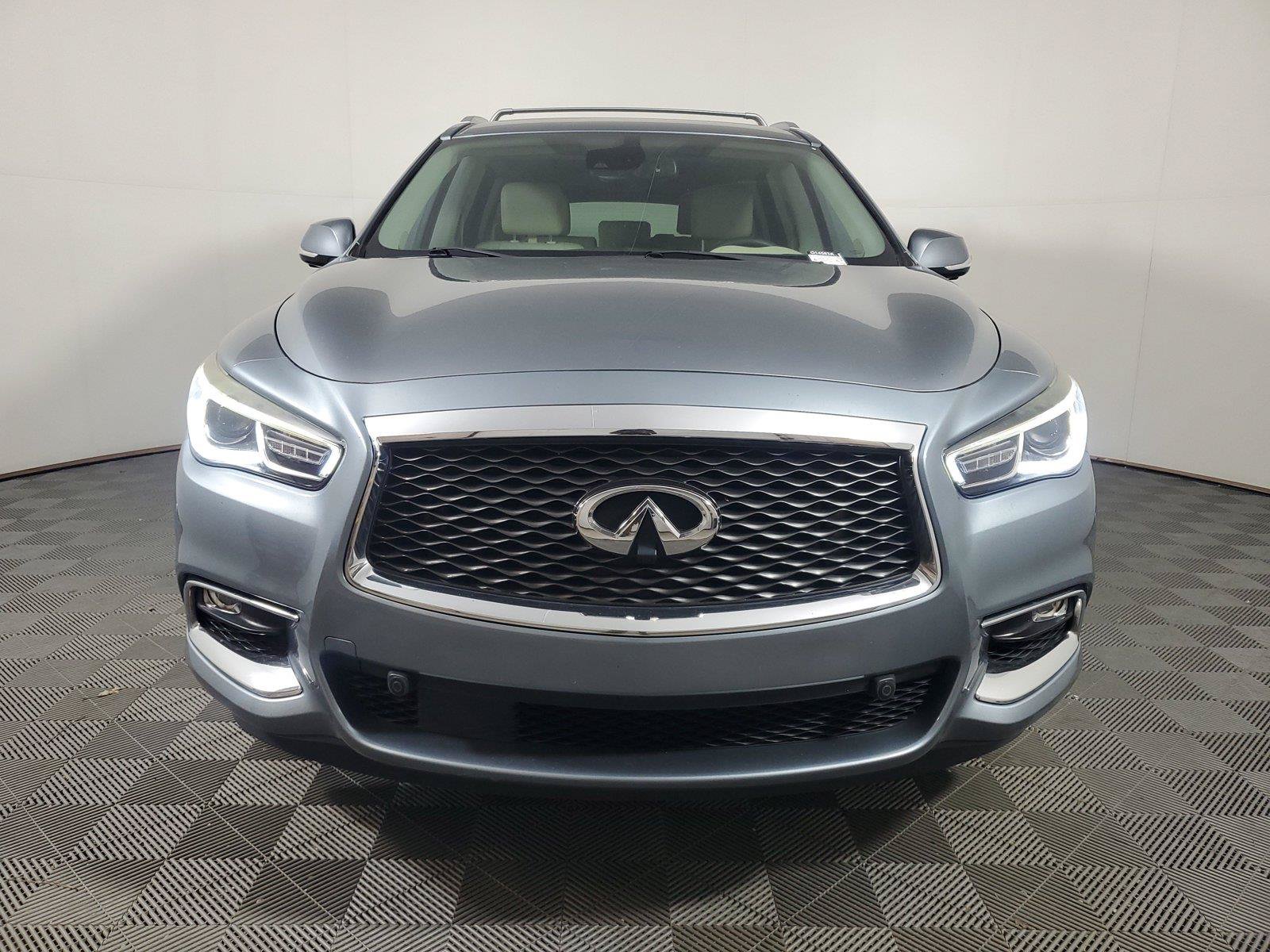 Used 2018 INFINITI QX60 FWD w/ Deluxe Technology Package image 2