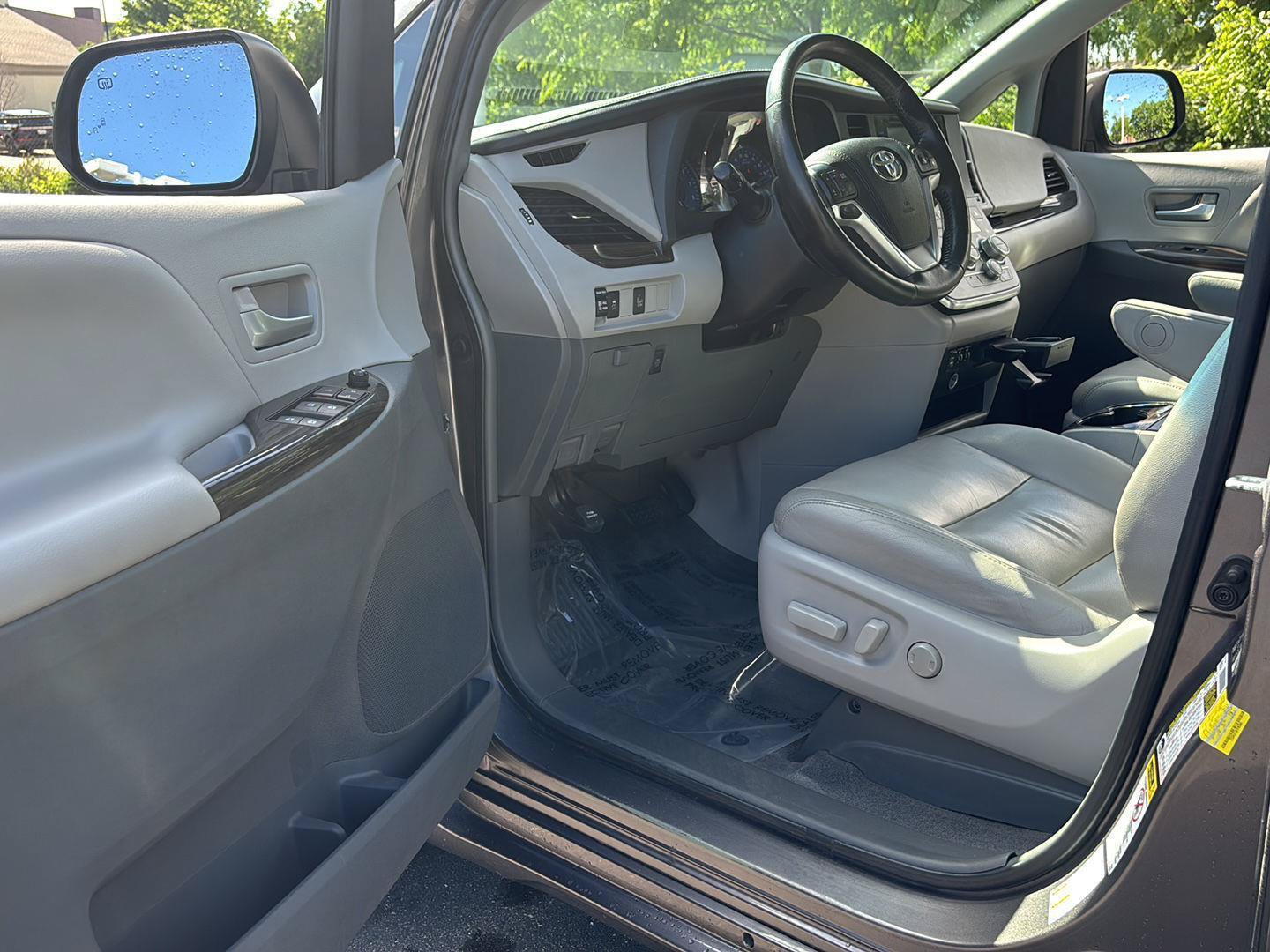 Used 2015 Toyota Sienna XLE AWD/4WD image 2