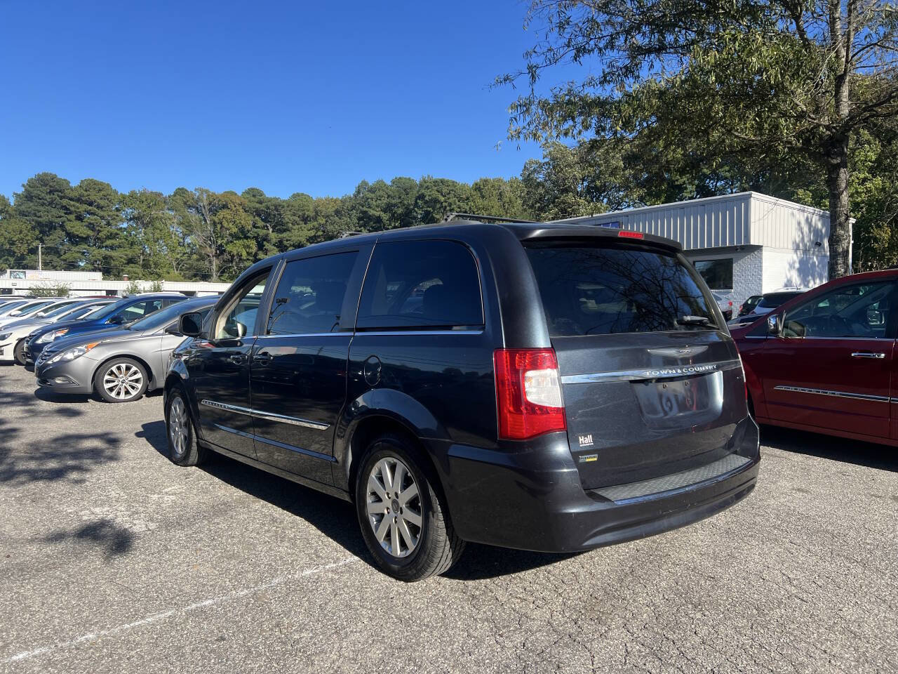 Used 2013 Chrysler Town & Country Touring image 7