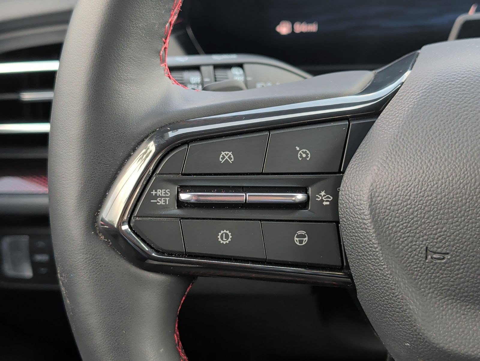 Used 2025 Chevrolet Traverse RS FWD image 14