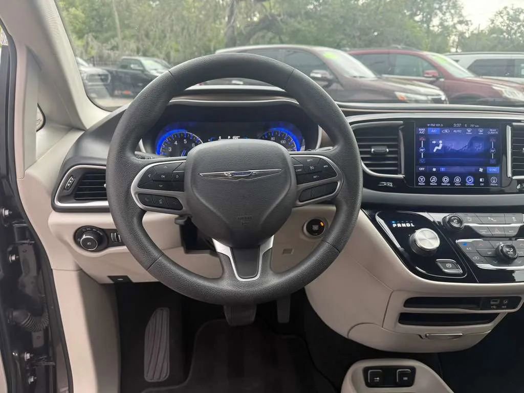 Used 2017 Chrysler Pacifica Touring Plus w/ Tire & Wheel Group image 12