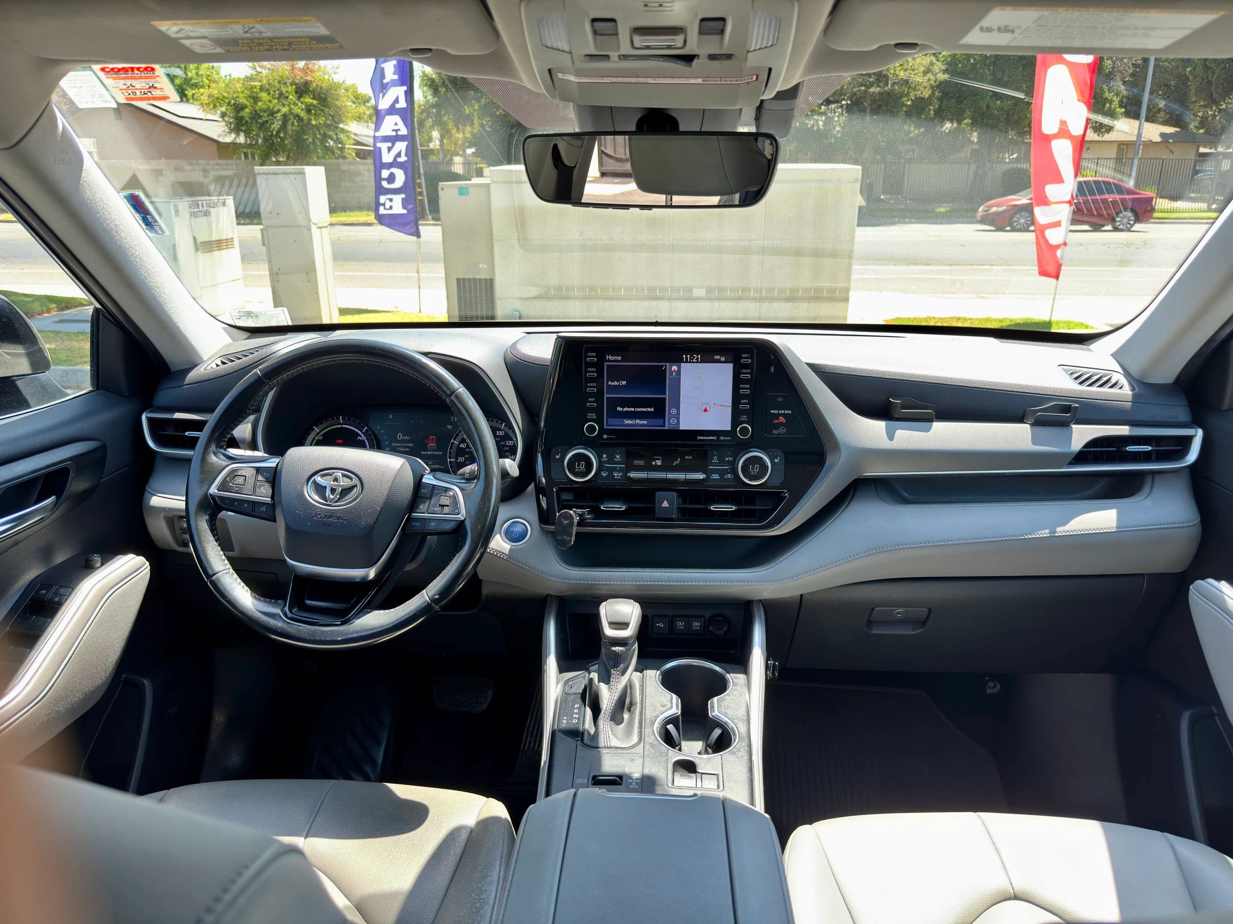 Used 2021 Toyota Highlander XLE AWD/4WD image 6