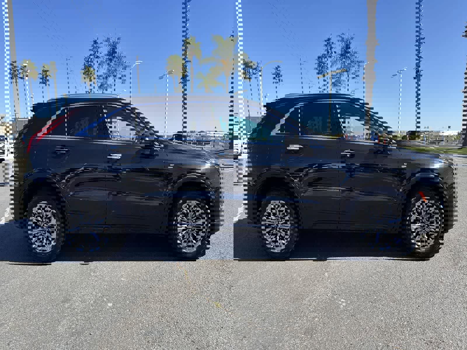 Used 2024 Cadillac XT4 Premium Luxury image 3