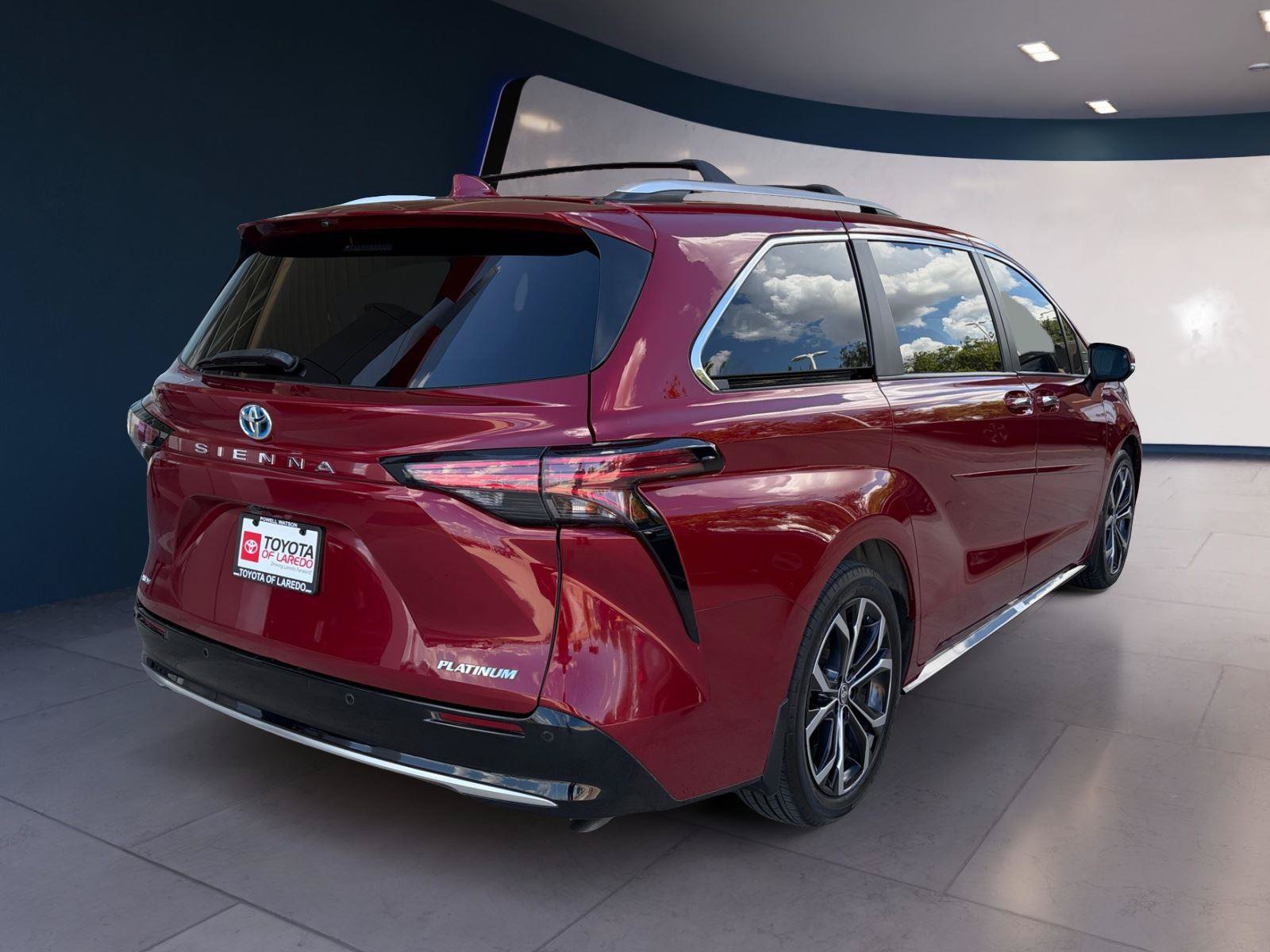 Used 2025 Toyota Sienna Platinum FWD image 5