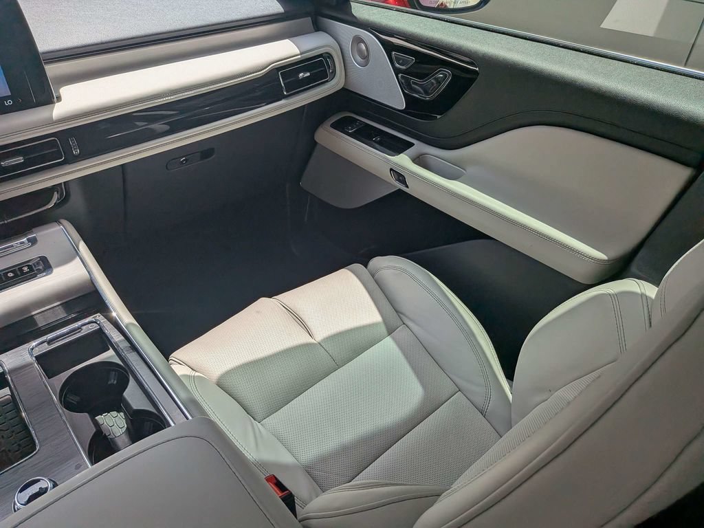 Certified 2025 Lincoln Aviator Reserve w/ Luxury Package AWD/4WD image 19