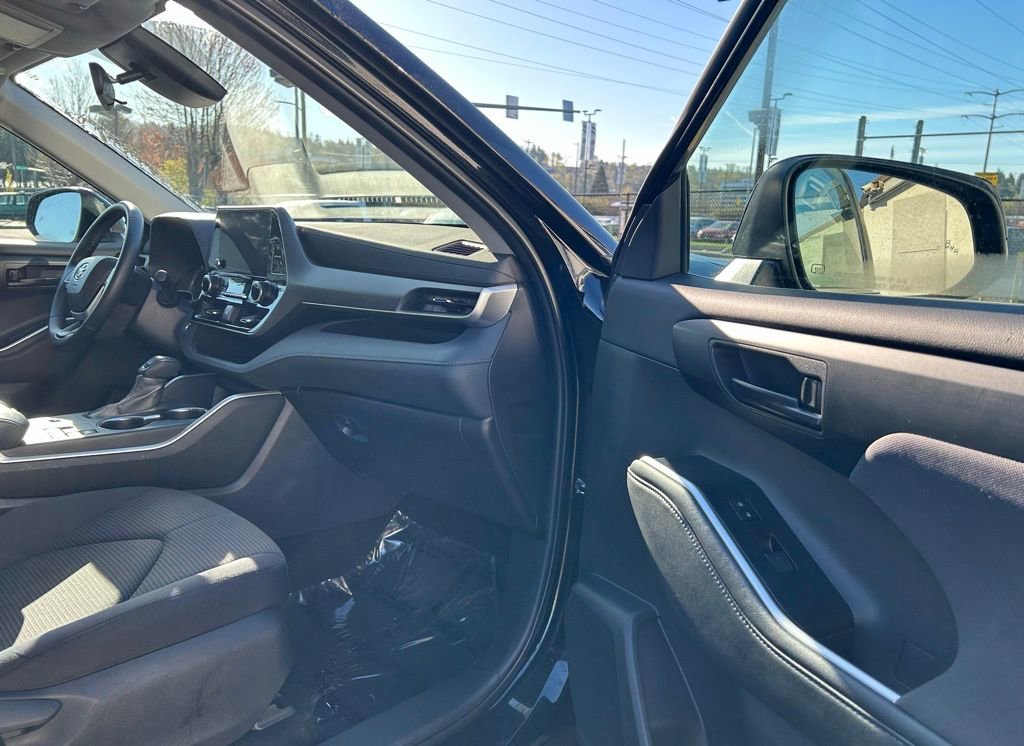 Certified 2025 Toyota Highlander LE image 17