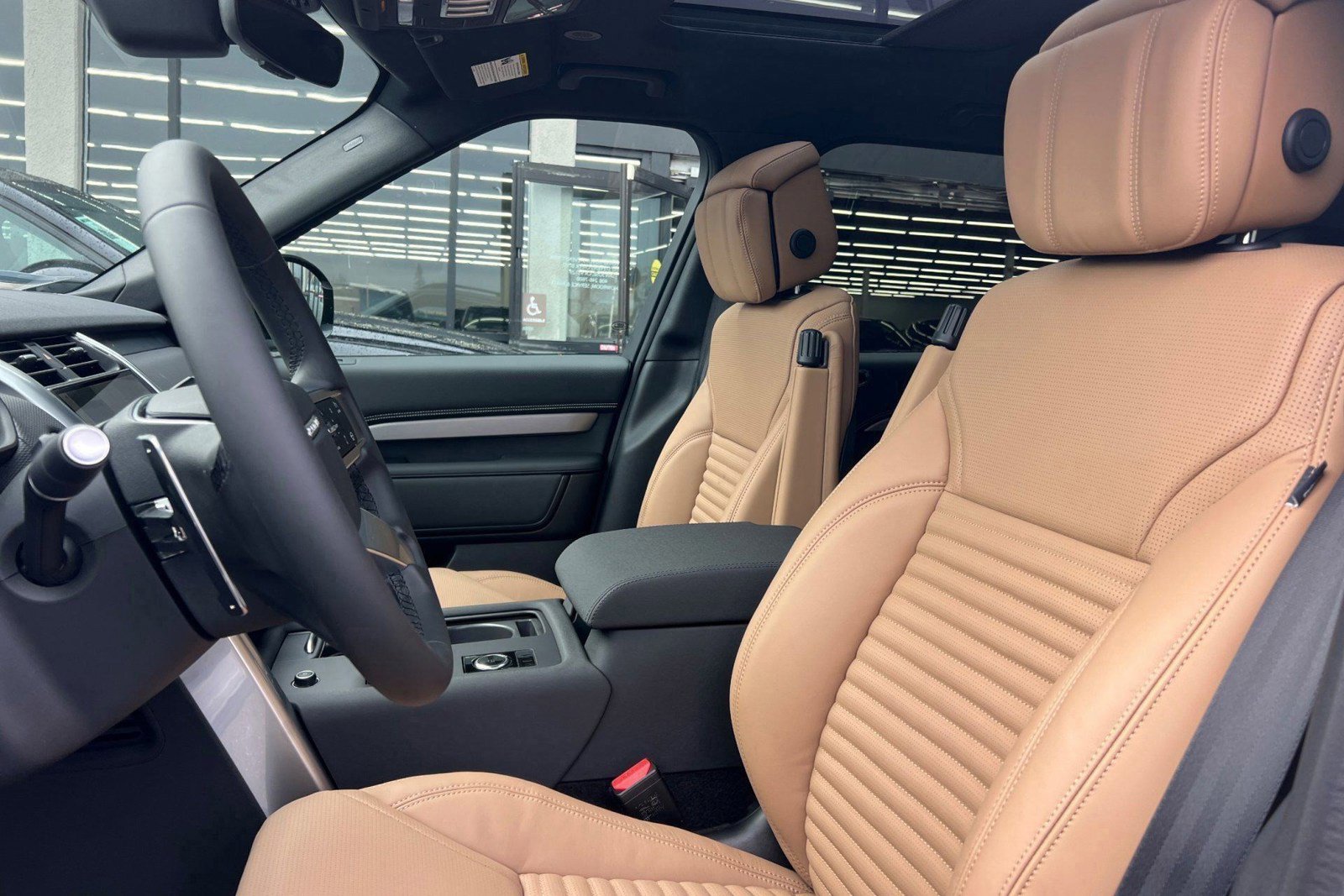 New 2026 Land Rover Discovery Limited Edition AWD/4WD image 4