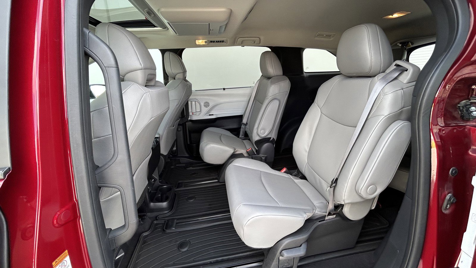 Used 2025 Toyota Sienna XLE w/ XLE Plus Package image 12