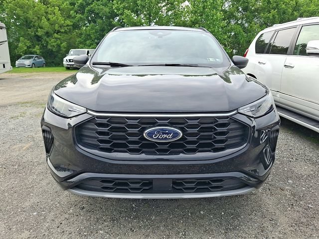 Used 2023 Ford Escape ST-Line w/ Tech Pack #1 AWD/4WD image 2