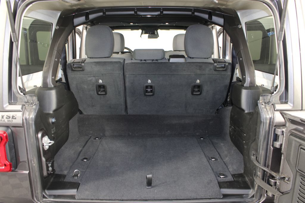 Used 2025 Jeep Wrangler Unlimited Sahara AWD/4WD image 17
