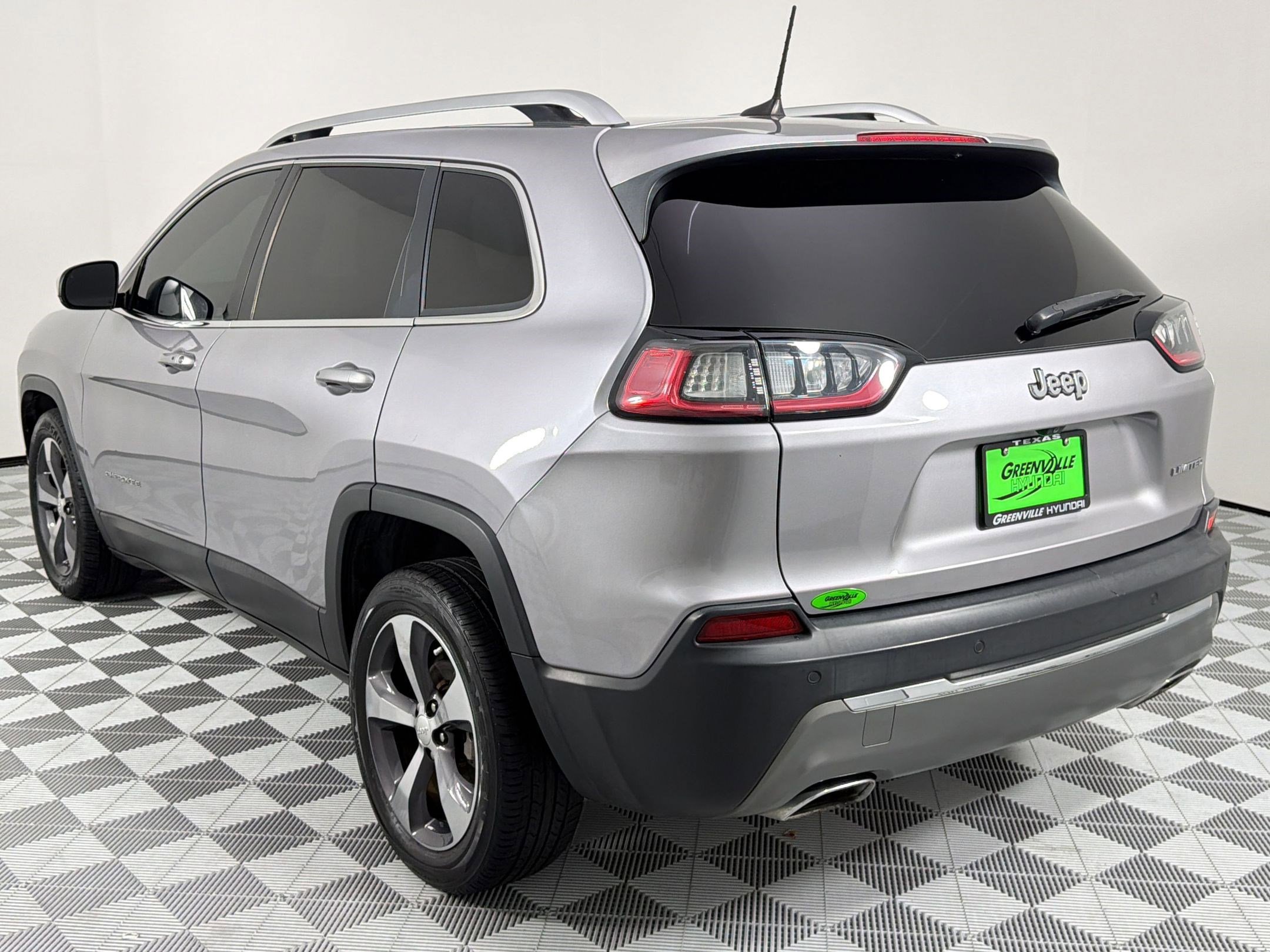 Used 2019 Jeep Cherokee Limited FWD image 3