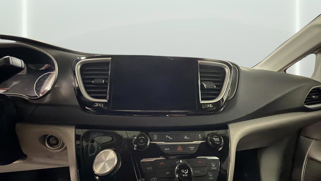 Used 2023 Chrysler Pacifica Touring-L image 18