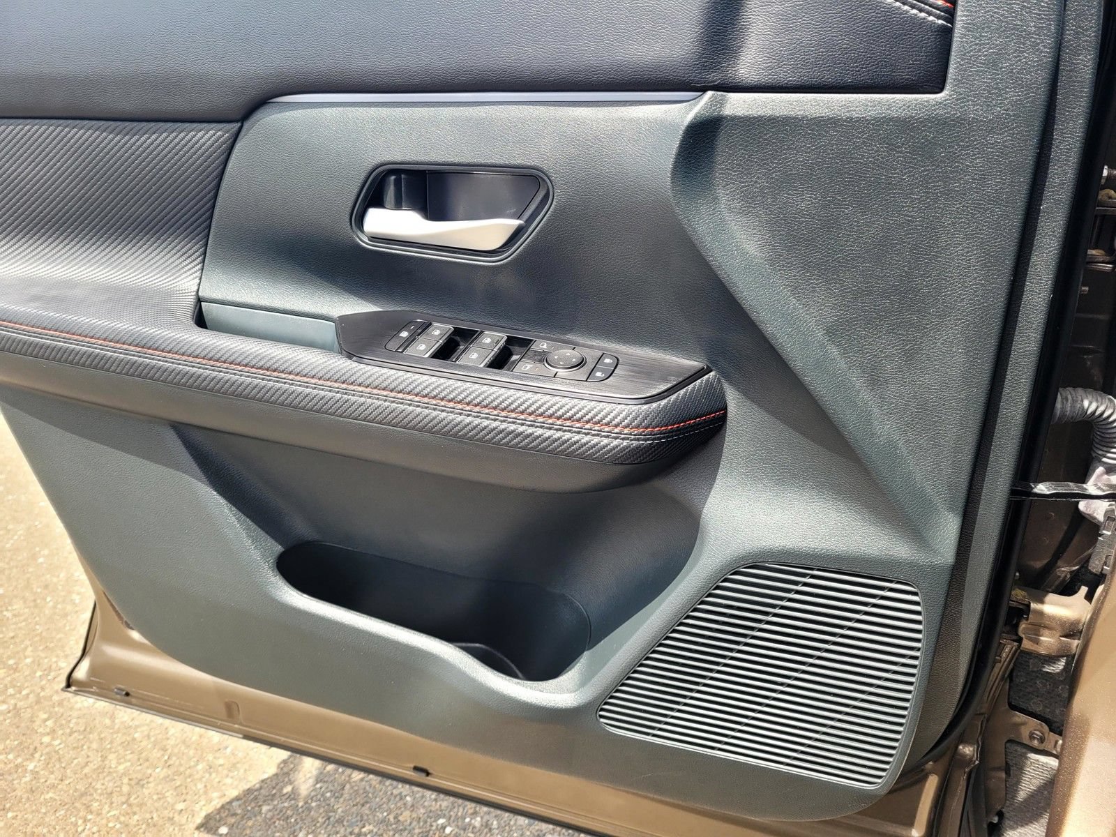 Used 2025 Nissan Kicks SR FWD image 23