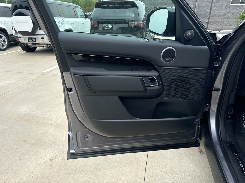 New 2024 Land Rover Discovery S image 5