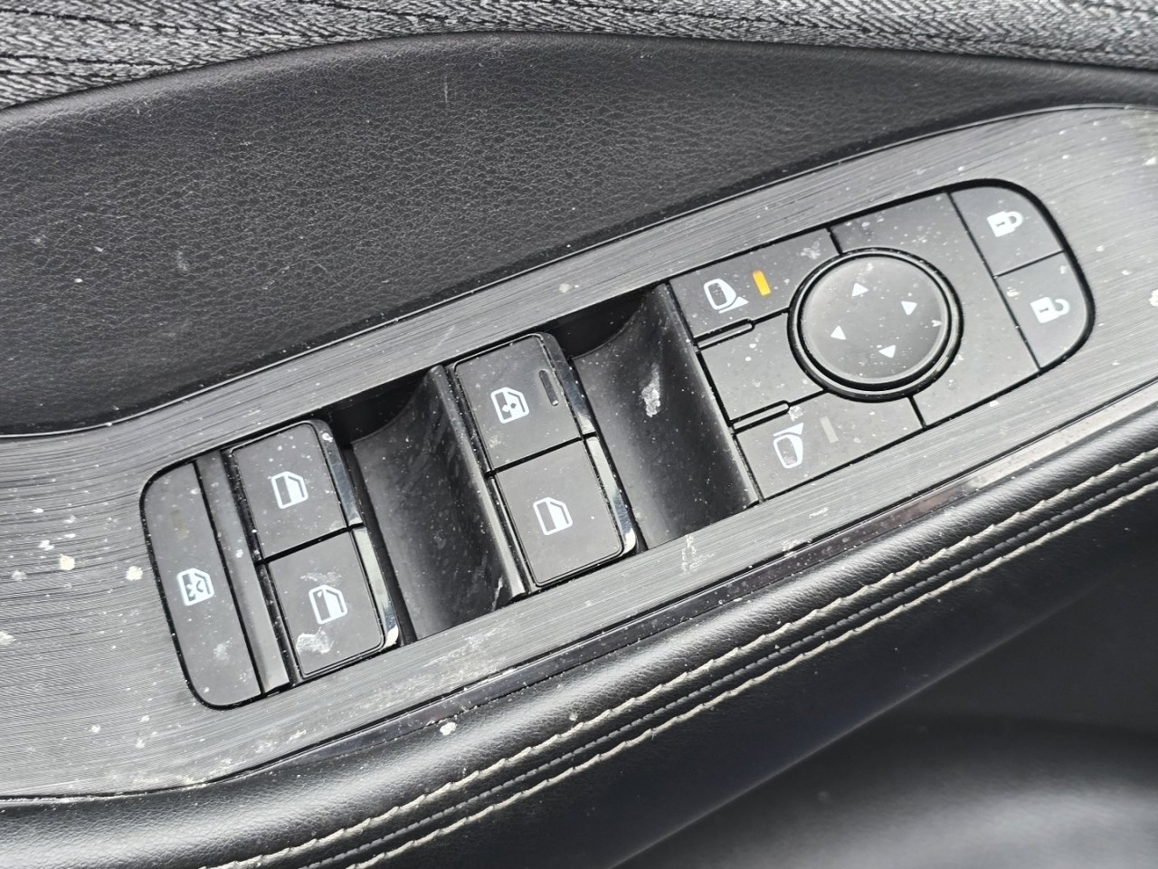 Used 2023 Nissan Rogue SV image 18