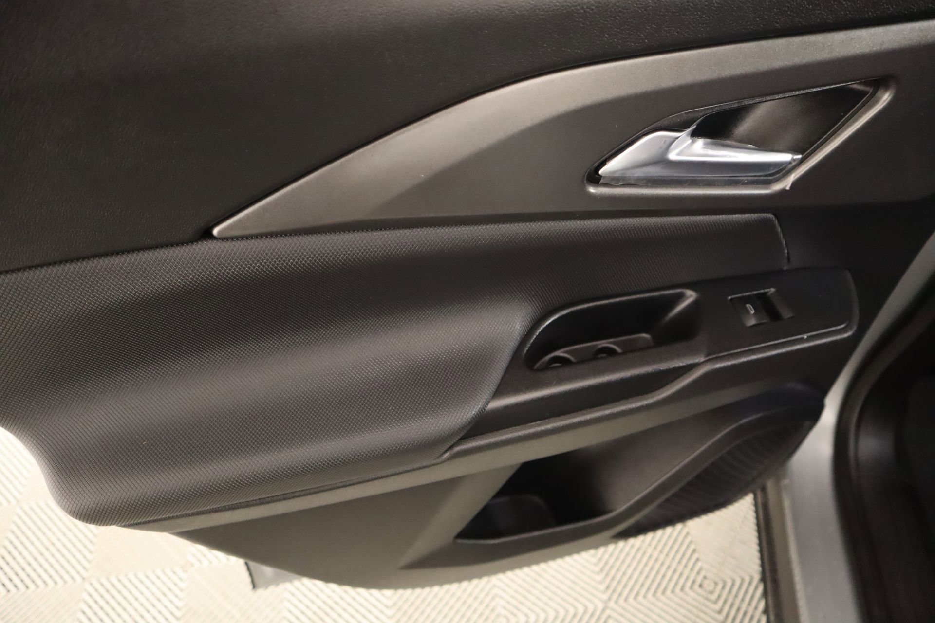 Used 2025 Chevrolet Equinox EV LT FWD image 14