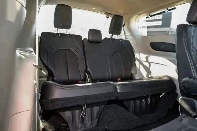 Used 2021 Chrysler Pacifica Touring-L image 48