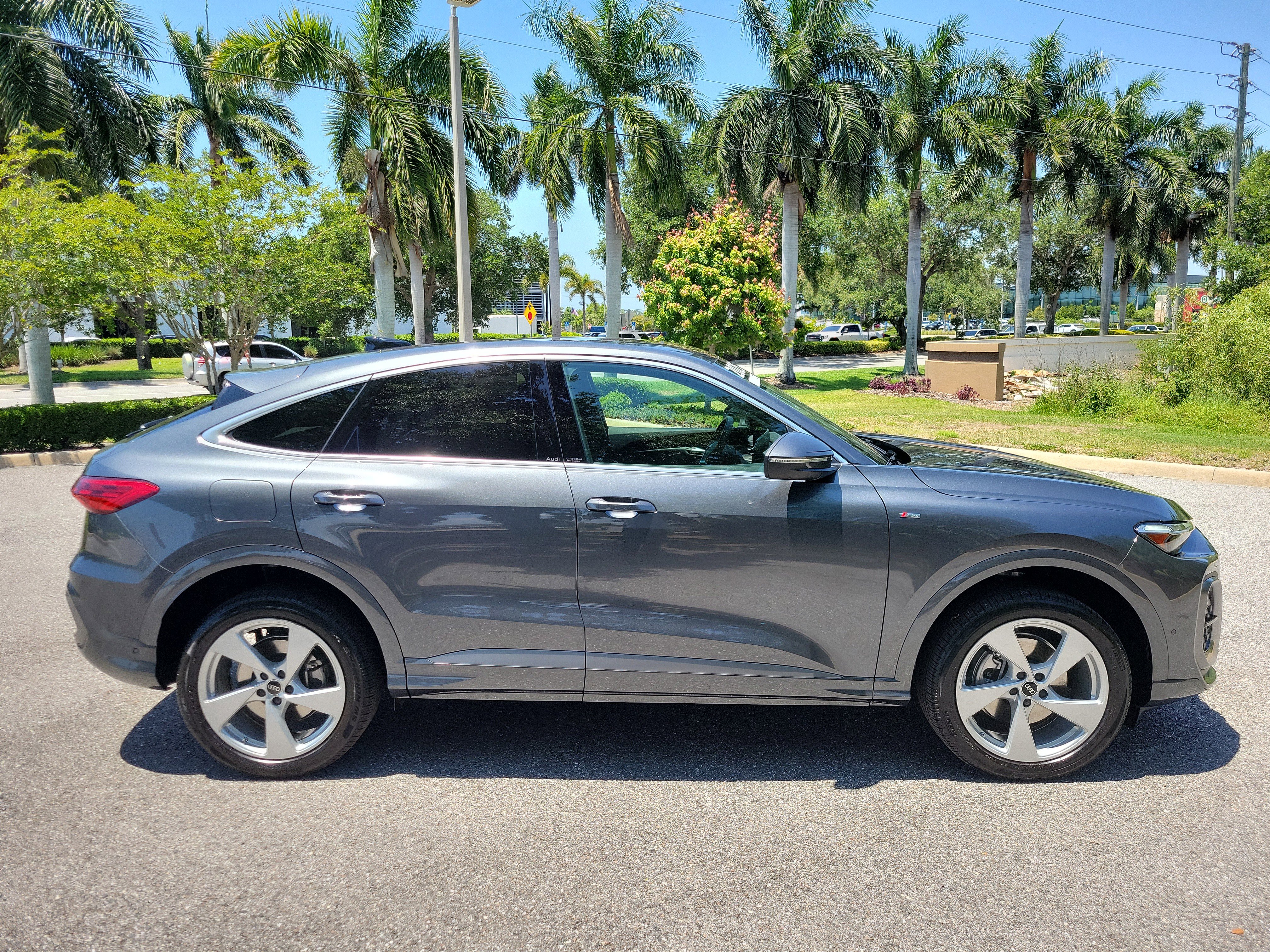Used 2025 Audi Q5 Premium Plus w/ Premium Plus AWD/4WD image 3