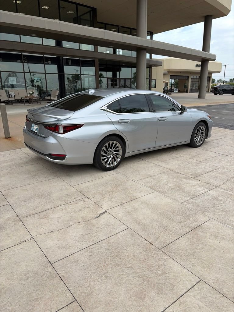 Used 2024 Lexus ES 300h Ultra Luxury w/ Accessory Package (Z2) FWD image 9