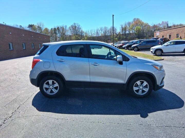Used 2020 Chevrolet Trax LS w/ Tint and Cruise Package AWD/4WD image 4