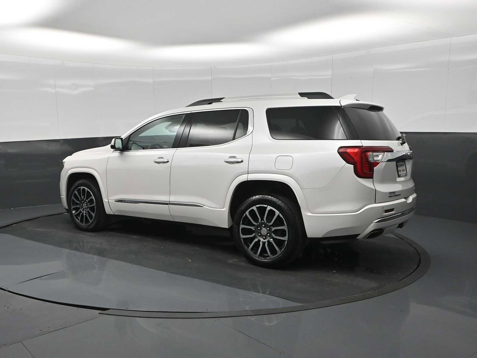 Used 2020 GMC Acadia Denali w/ Technology Package AWD/4WD image 6