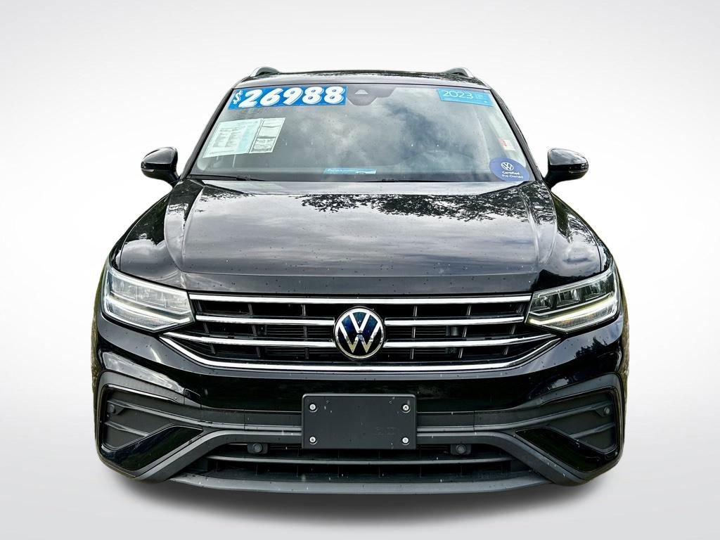 Used 2023 Volkswagen Tiguan SE image 2