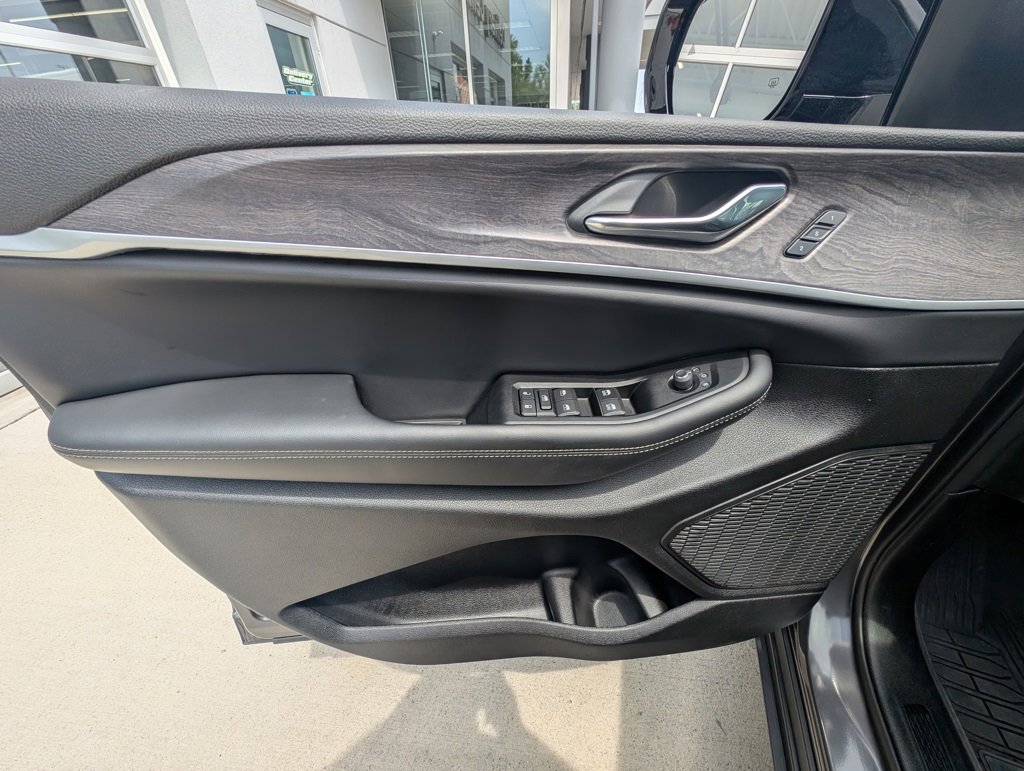 Used 2024 Jeep Grand Cherokee Limited image 37