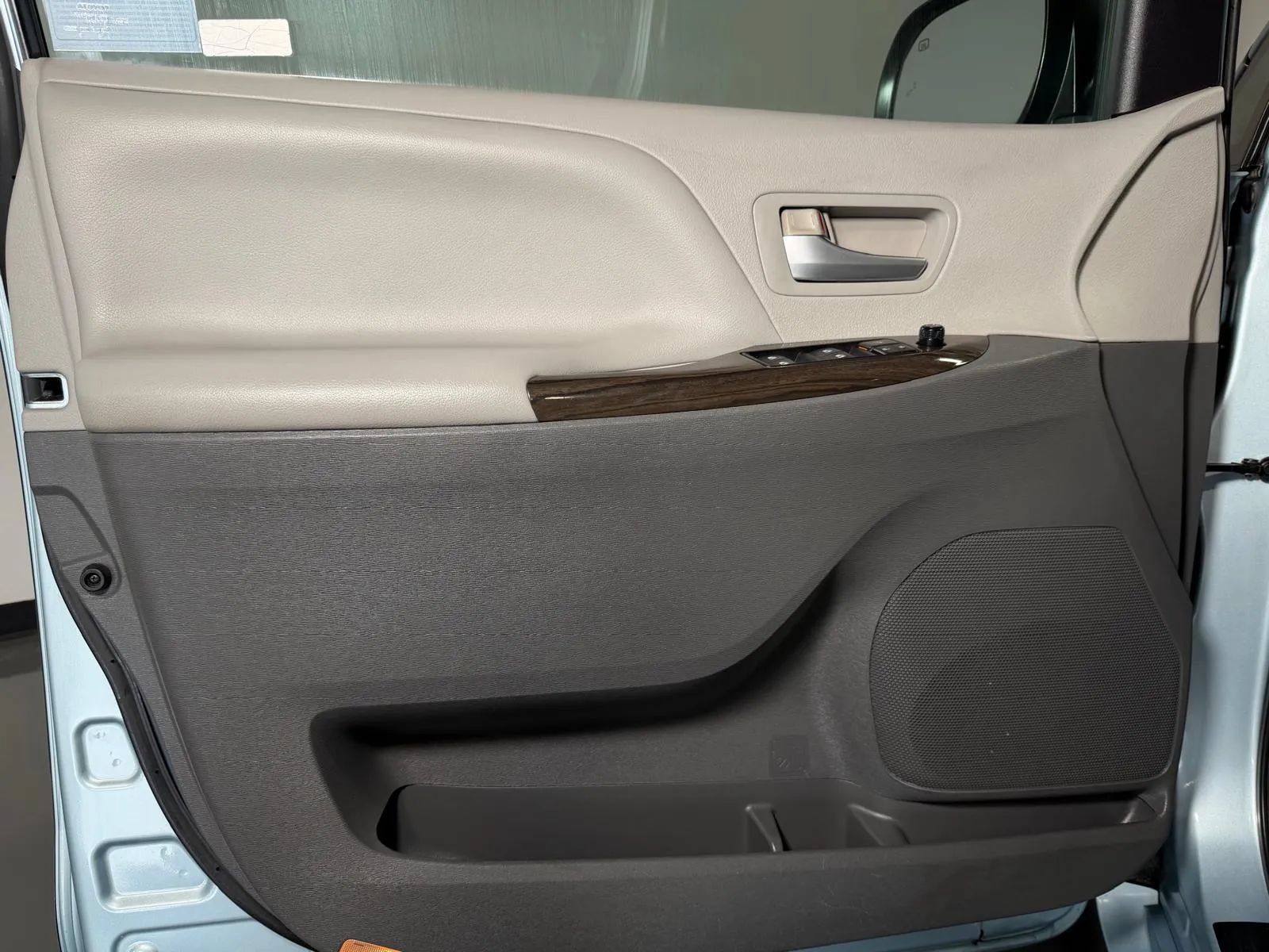 Used 2015 Toyota Sienna XLE Premium FWD image 21