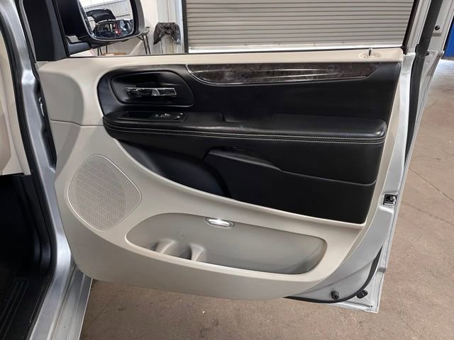 Used 2012 Chrysler Town & Country Limited w/ Luxury Group FWD image 12