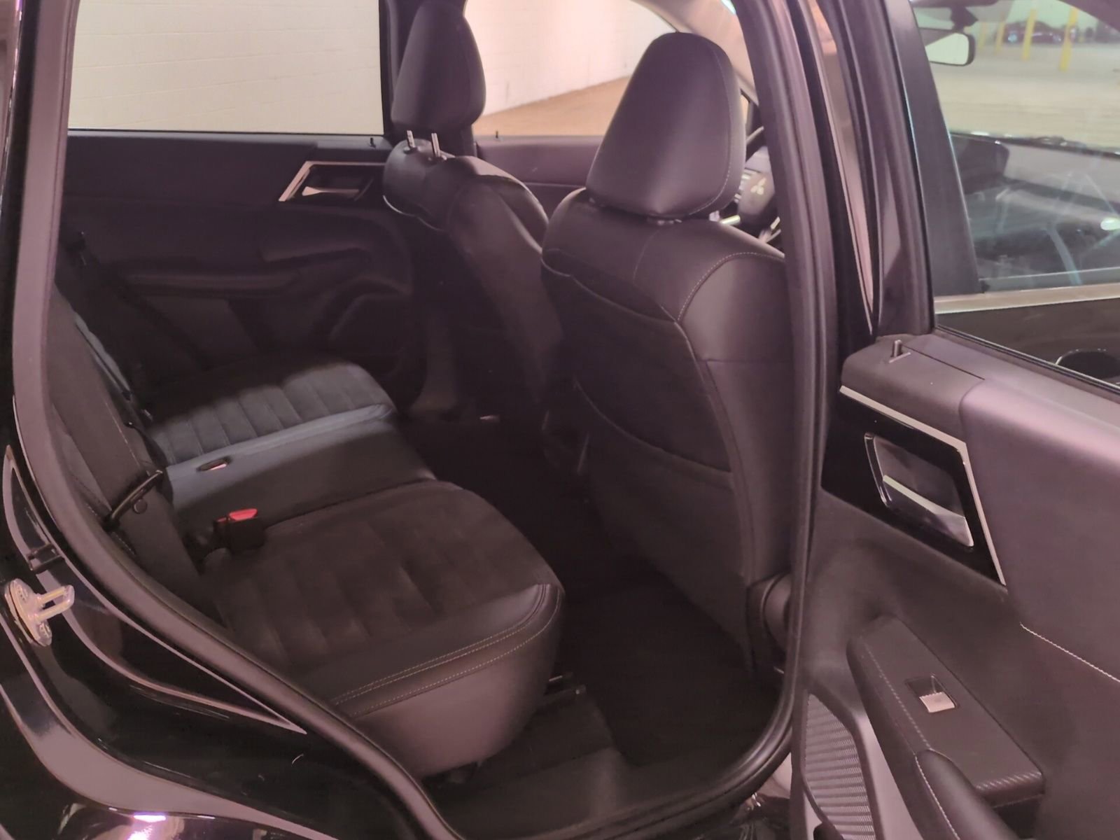 Used 2023 Mitsubishi Outlander SE AWD/4WD image 14