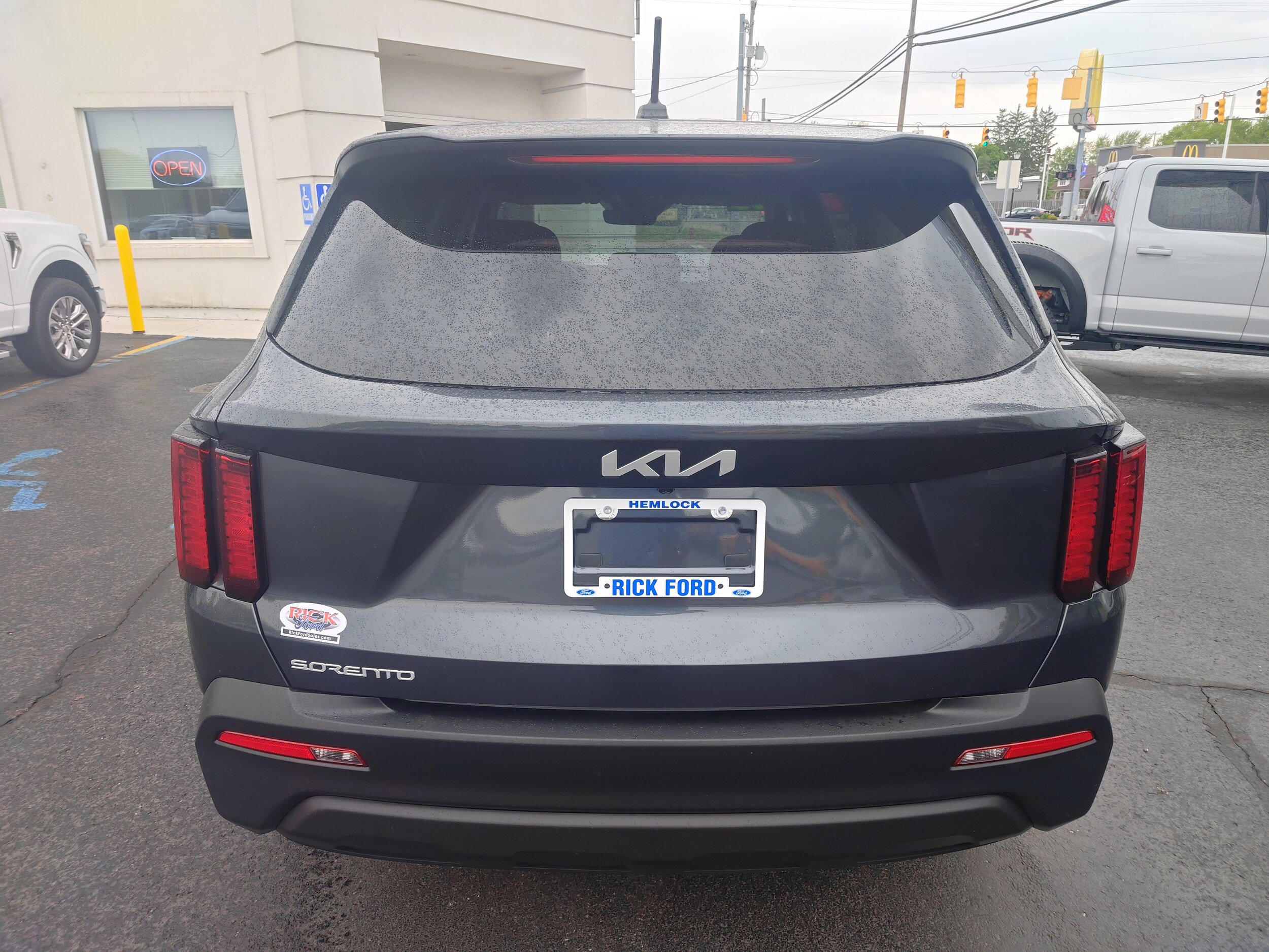 Used 2023 Kia Sorento LX FWD image 4