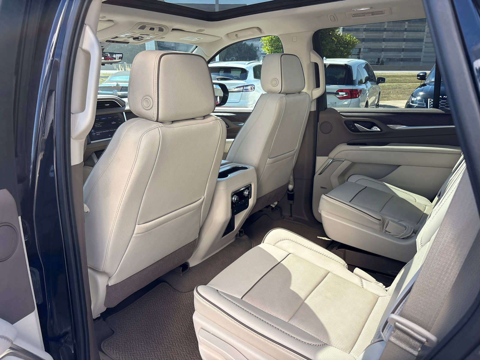 Used 2021 GMC Yukon Denali w/ Denali Premium Package image 28