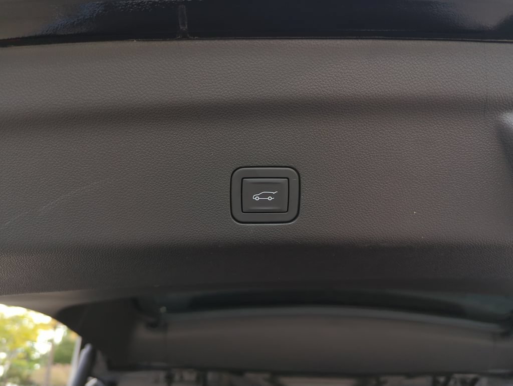 Used 2025 GMC Yukon AT4 w/ AT4 Premium Package AWD/4WD image 33