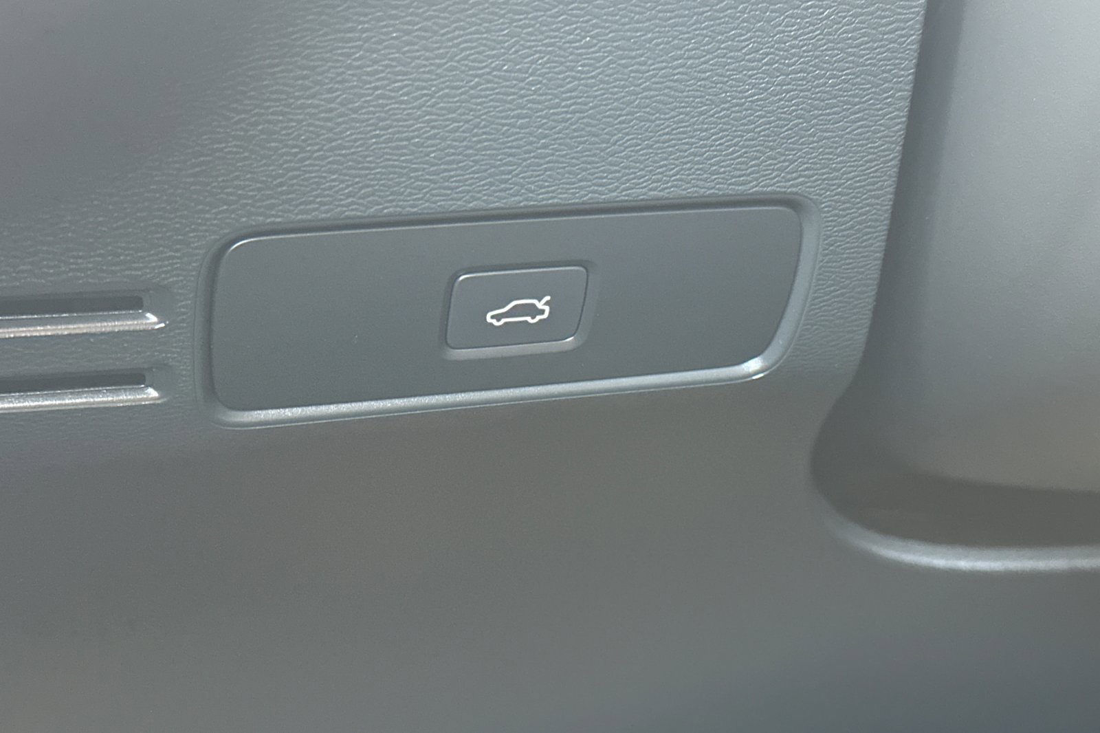 Certified 2023 Volvo XC40 Recharge Ultimate w/ Protection Package Premier image 32