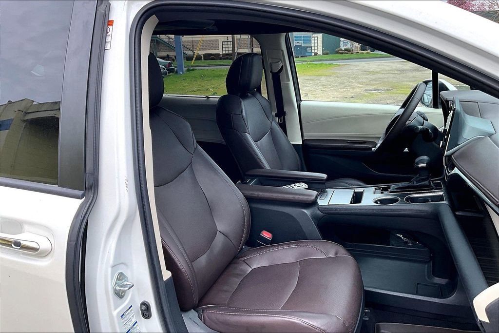 Used 2021 Toyota Sienna Platinum image 9