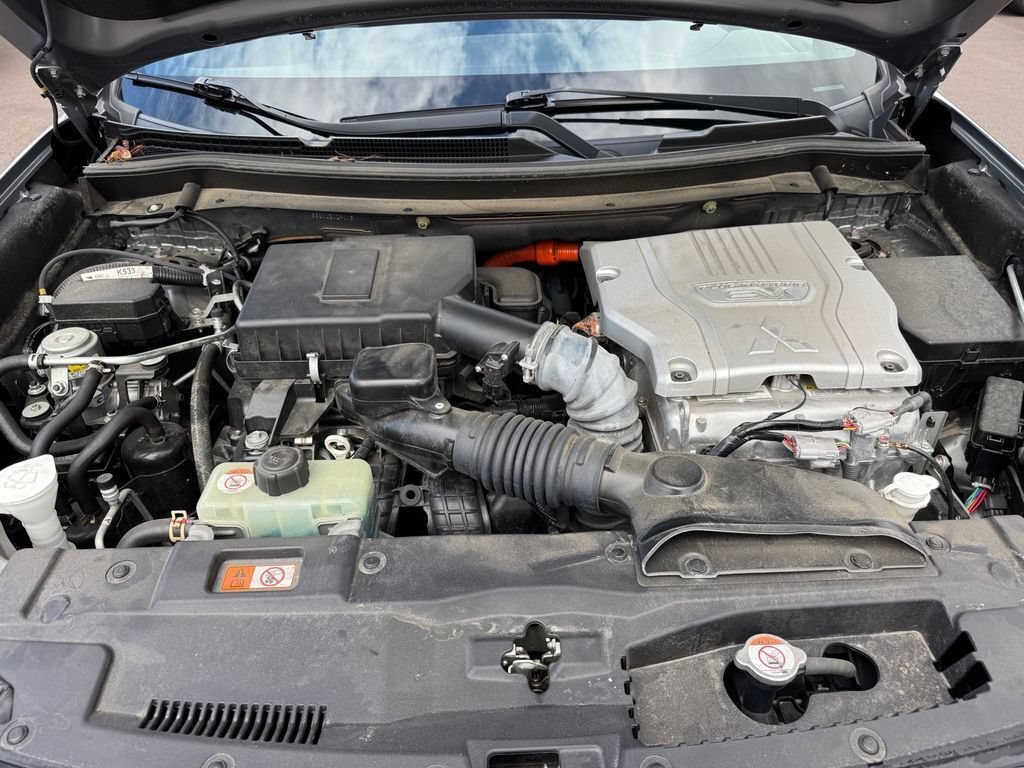 Used 2020 Mitsubishi Outlander 4WD Plug-In Hybrid image 14