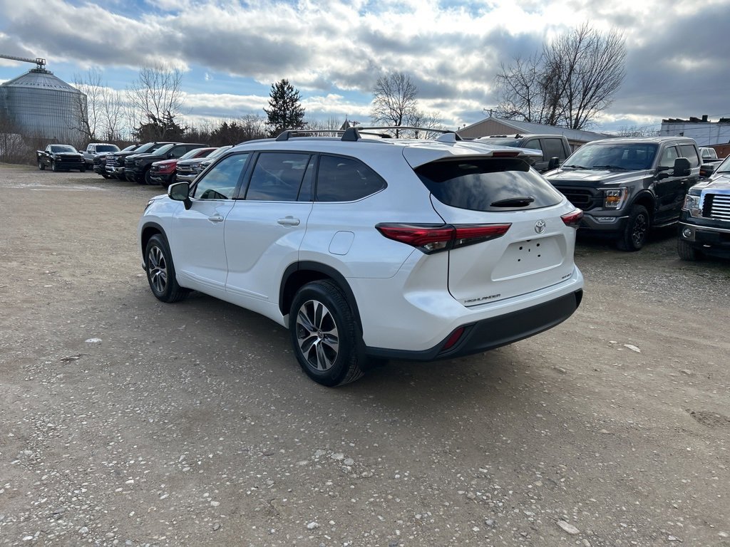 Used 2022 Toyota Highlander XLE image 3